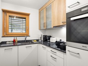 Kühlschrank, Ofen, Geschirrspüler, Kochgeschirr/Geschirr/Besteck