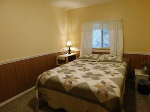 1 habitación, tabla de planchar con plancha y ropa de cama 