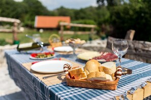 Petit-déjeuner complet (4 EUR par personne)