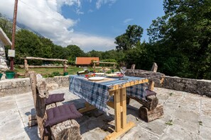 Café da manhã completo todos os dias (EUR 4 por pessoa) 