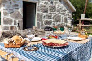 Daily full breakfast (EUR 4 per person)