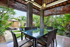 Villa, 1 Schlafzimmer, eigener Pool | Essbereich im Zimmer
