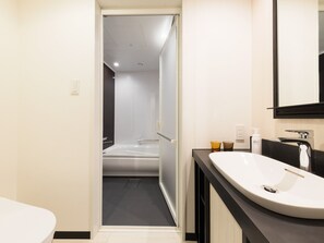 Separate bathtub and shower, deep-soaking bathtub, hair dryer, slippers - JR East Hotel Mets Premier Akihabara (Tokyo)