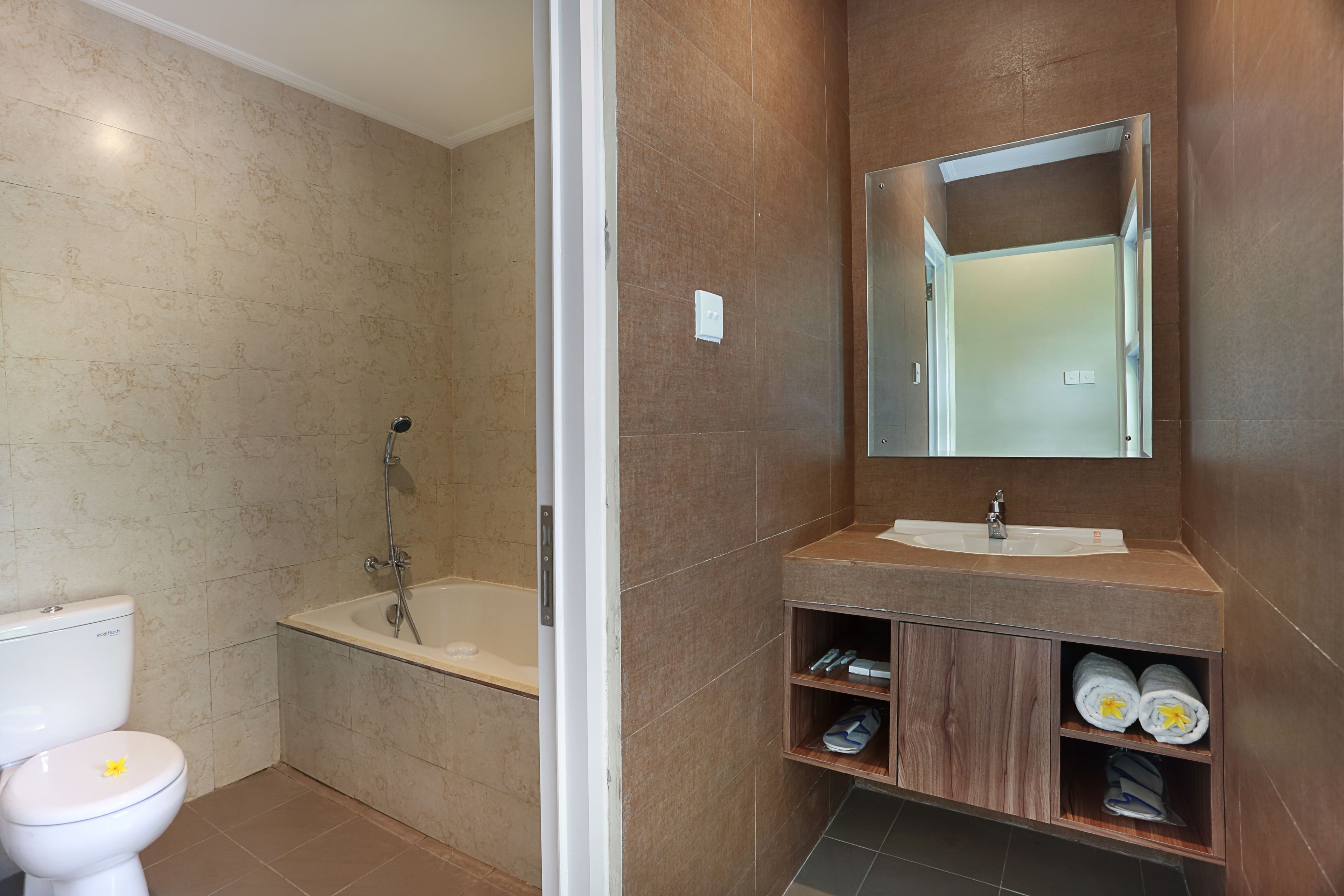 Ein Badezimmer mit Toilette, Badewanne und Waschbecken.