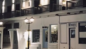 A hotel with a balcony, a shop named 'kinky', and a sign 'ACOSTO'. - Liprando (Paros)