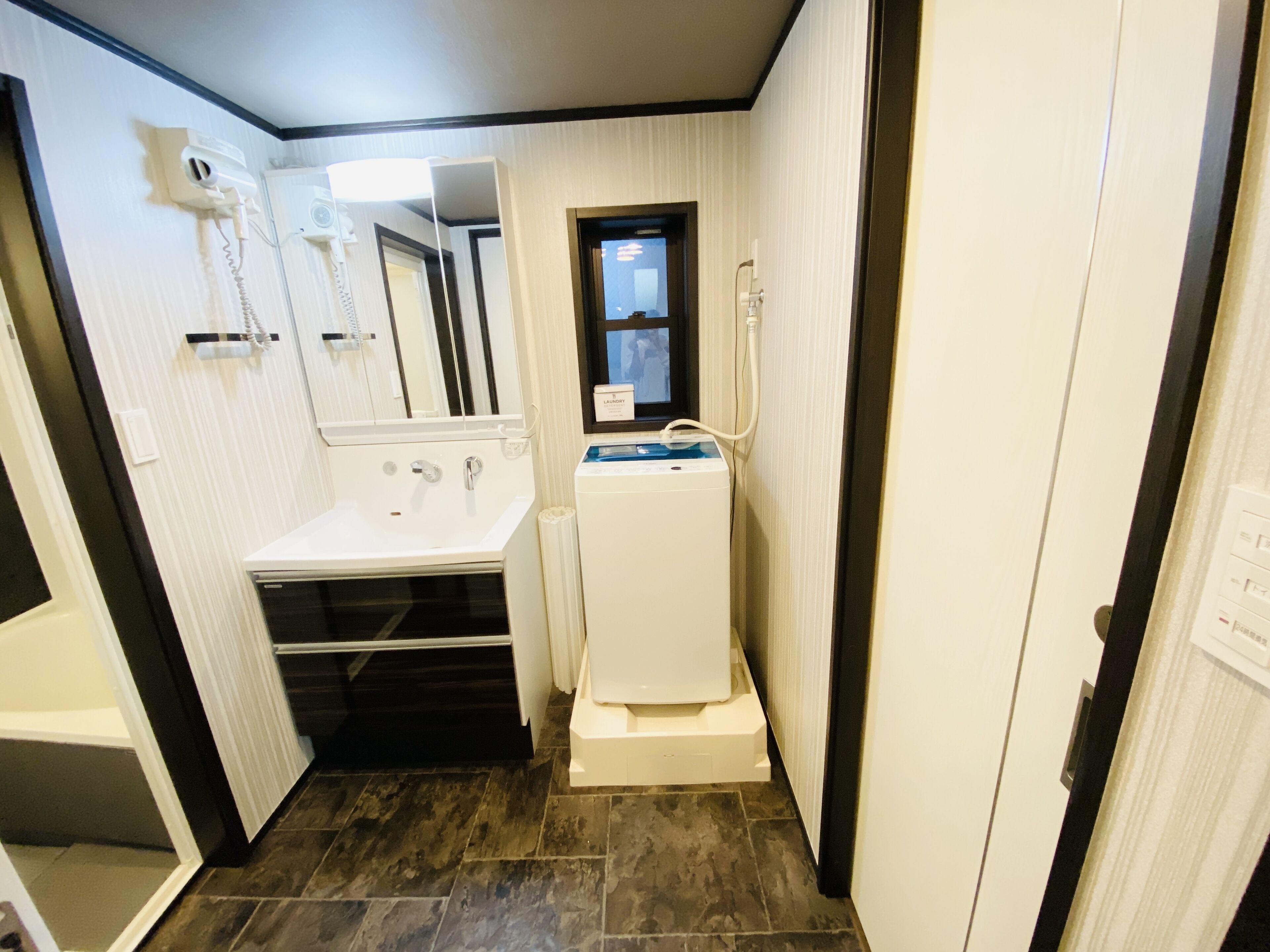 Separate bathtub and shower, deep-soaking bathtub, free toiletries
