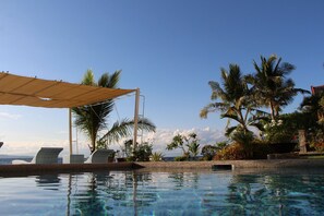 Piscine extérieure, parasols de plage, chaises longues