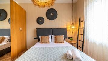 4 bedrooms, iron/ironing board, WiFi, bed sheets