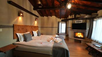 Habitación Deluxe, chimenea, vista a la ciudad | 1 habitación, ropa de cama de alta calidad y decoración personalizada