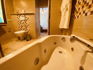 Rom – deluxe, massasjebadekar | Bad | Toalettartikler (inkludert), hårføner, tøfler og håndklær