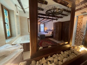 Honeymoon Suite, Jetted Tub, Garden View | 1 bedroom, premium bedding, individually decorated