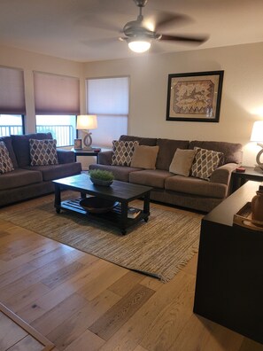 Una Smart TV, un reproductor de DVD