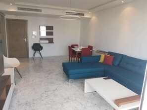 Apartamento, 2 quartos | Área de estar | TV de tela plana
