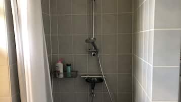 Basic-Doppelzimmer, Blick auf die Anlage | Dusche im Bad
