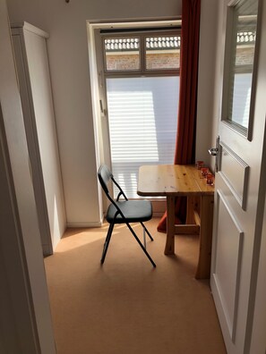 Basic-Doppelzimmer, Blick auf die Anlage | Zimmerausstattung