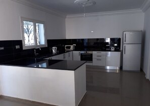 Kylskåp, mikrovågsugn, ugn och spishäll