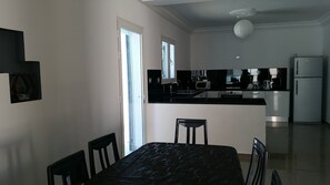 Fridge, microwave, oven, stovetop - - Villa Syrine® in Djerba 5 minutes from the beach (Midoun)