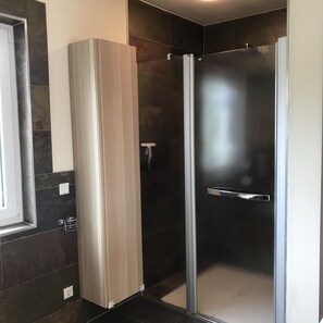 House, 3 Bedrooms, Hill View | Bathroom shower