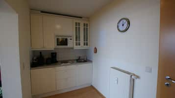Microwave, coffee/tea maker, electric kettle, toaster
