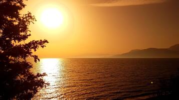 Chaises longues, serviettes de plage