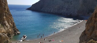 To spiti tou Papa sto vouno (Olives garden house)