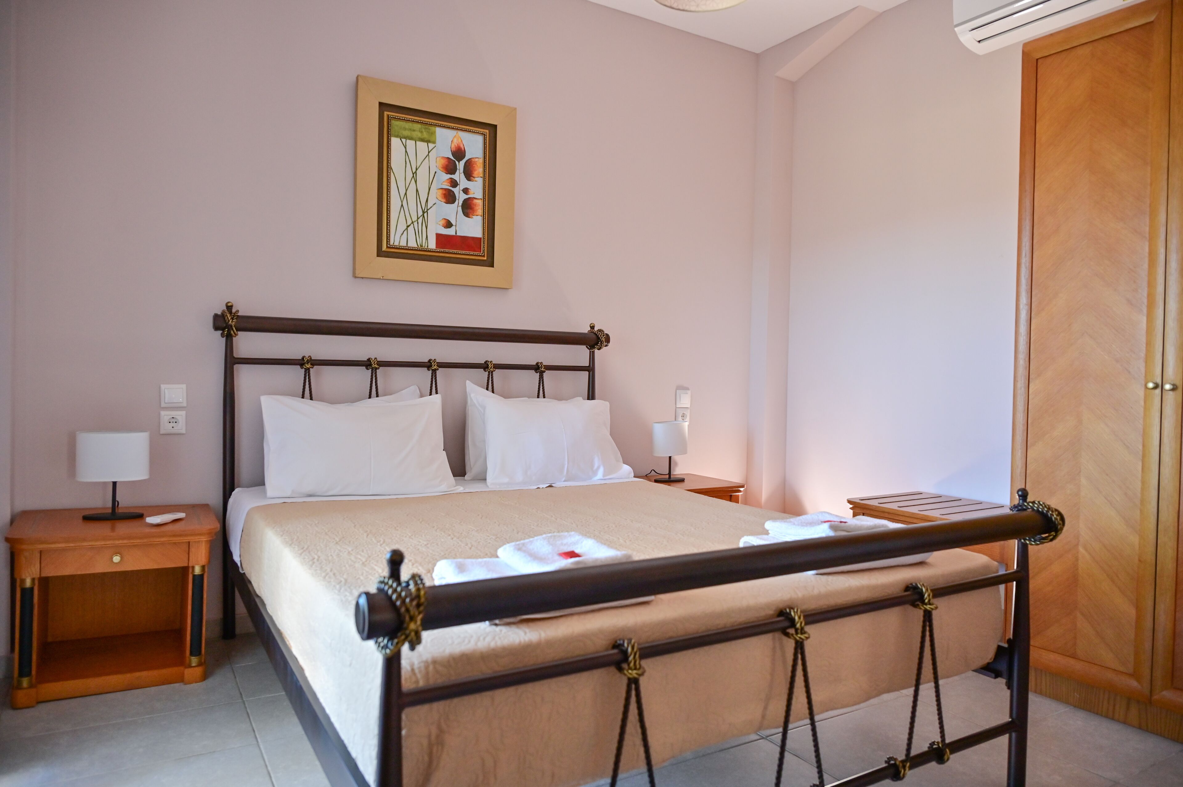 2 soverom, safe på rommet, strykejern/-brett og reiseseng for barn