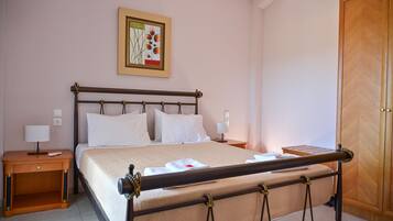 2 chambres, coffres-forts dans les chambres, fer et planche à repasser