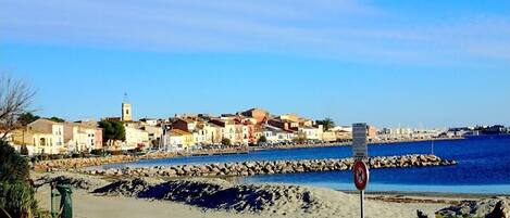 Plage, chaises longues