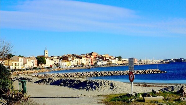 Plage, chaises longues