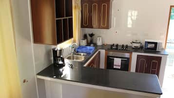 Micro-ondas, cafeteira/chaleira, talheres/pratos/utensílios de cozinha