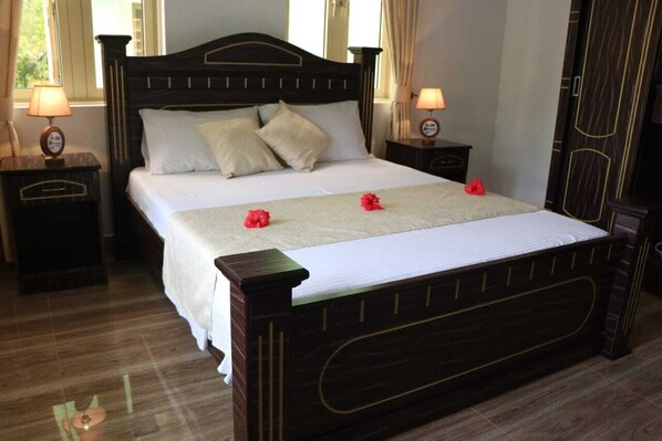 1 habitación, tabla de planchar con plancha, wifi gratis y ropa de cama