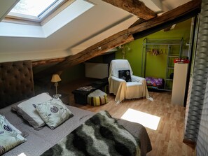 5 Schlafzimmer, Zimmersafe, Schreibtisch, Bügeleisen/Bügelbrett