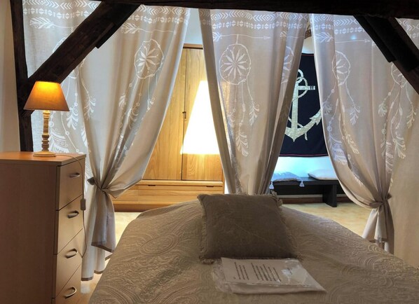 1 bedroom, iron/ironing board, free WiFi - Villa ''Maeltri'' 12 people with heated pool and air conditioning. Optional spa area (jacuzzi + infrared sauna + cocooning chalet) (Léguillac-de-l'Auche)