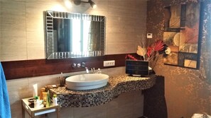 Ducha y bañera combinadas, secador de pelo y toallas