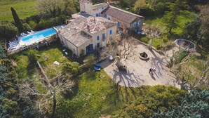 A large house with a swimming pool, a courtyard, and surrounding greenery. - Charming cottage with pool, fountains, mill, park and plane trees (Apt)