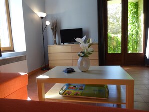 Interior - Charming cottage with pool, fountains, mill, park and plane trees (Apt)