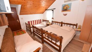 Studio Apartment with Sea View (4 People) | Individually decorated, individually furnished, blackout curtains