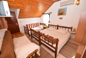 Studio Apartment with Sea View (4 People) | Individuelt dekorert, individuelt innredet og blendingsgardiner