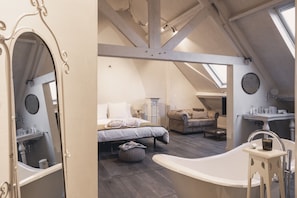 House | 5 bedrooms, desk, blackout drapes, soundproofing