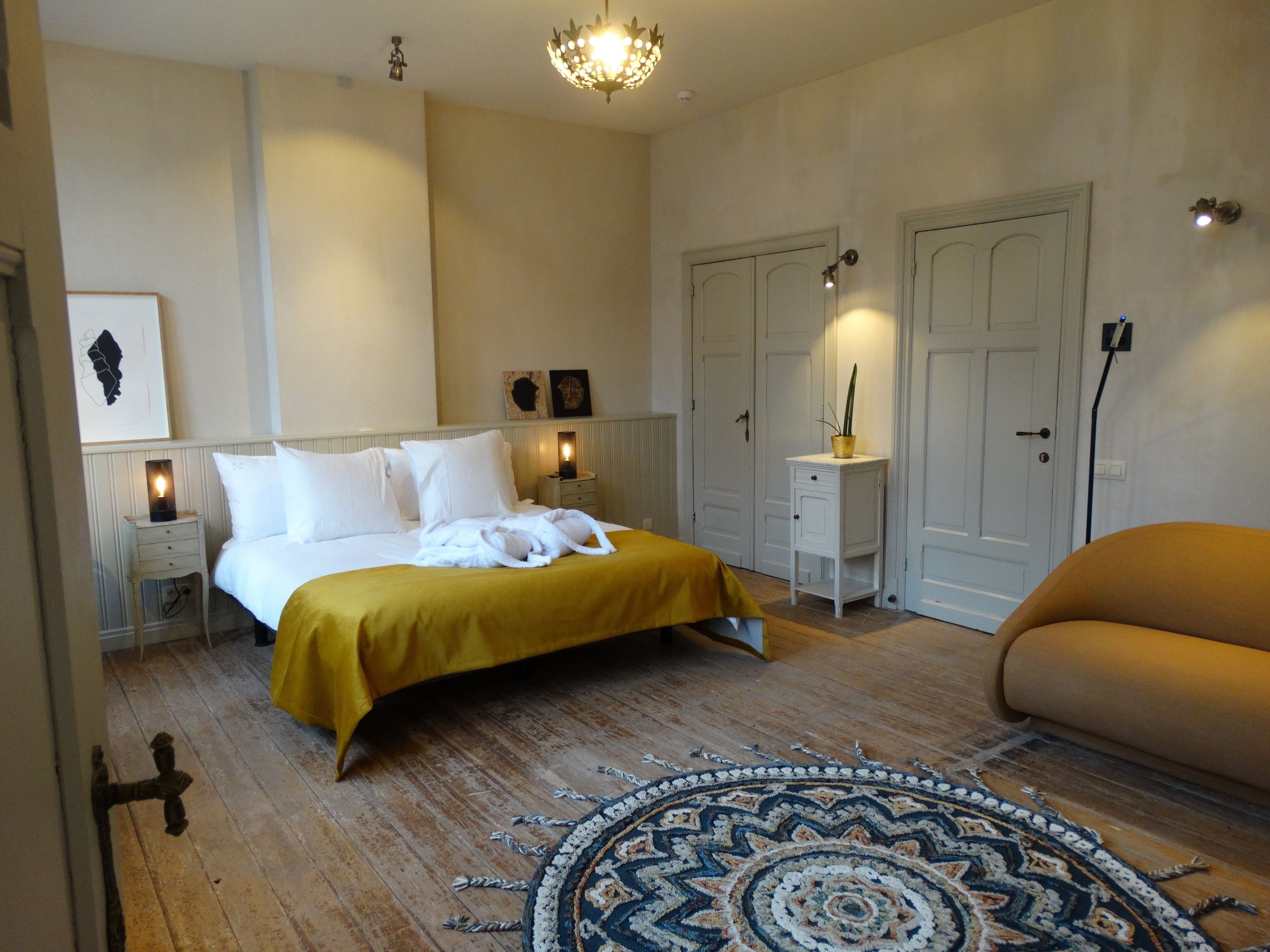 House | 5 bedrooms, desk, blackout drapes, soundproofing