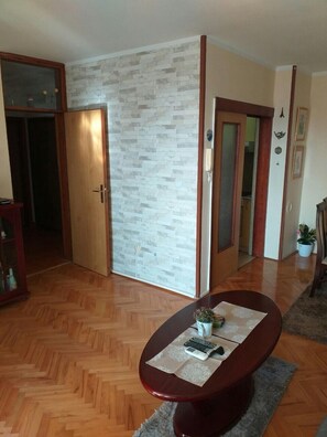 Familienapartment, Stadtblick | Wohnbereich | 40-Zoll-LCD-Fernseher mit Kabelempfang, Fernseher