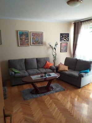 Familienapartment, Stadtblick | Wohnzimmer | 40-Zoll-LCD-Fernseher mit Kabelempfang, Fernseher