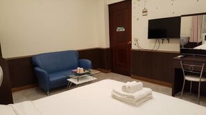 Standard Double Room | Free WiFi, bed sheets - Gajilia BB (Chenggong)
