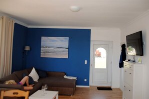 Family House, 2 Bedrooms, Garden View (Meeresbrise, Cleaning Fee EUR 50,00) | Living area | Flat-screen TV, DVD player - Hof Faasel Bauernhofurlaub an der Ostsee (Groemitz)