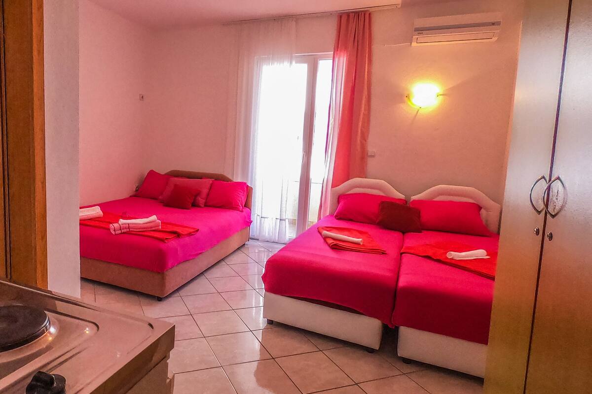 Appartement Standard, vue partielle sur la mer (4 People) | Surmatelas, décoration personnalisée, ameublement personnalisé