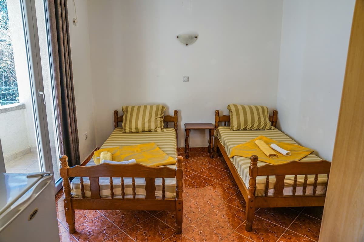 Appartement Standard, 2 lits une place, vue partielle sur la mer | Surmatelas, décoration personnalisée, ameublement personnalisé