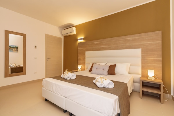 Deluxe-Apartment, Kochnische, Poolblick | Bettwäsche aus ägyptischer Baumwolle, hochwertige Bettwaren, Minibar