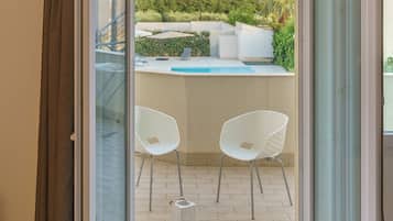 Appartamento Deluxe, angolo cottura, vista piscina | Area soggiorno | TV a schermo piatto 40 pollici con canali digitali, TV