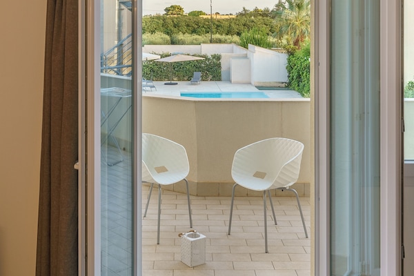 Apartamento Deluxe, cocina básica, vistas a la piscina | Zona de estar | Televisión de pantalla plana de 40 pulgadas con canales digitales