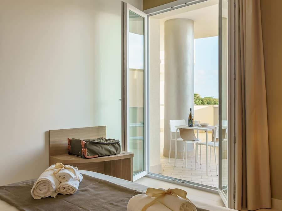 Apartamento Deluxe, cocina básica, vistas a la piscina | Sábanas de algodón egipcio, ropa de cama de alta calidad, minibar